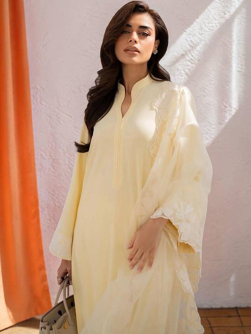 Women Regular Thread Work Chanderi Silk Kurta with Trousers & With Dupatta