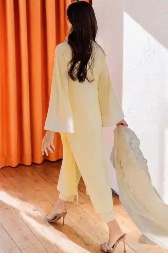 Women Regular Thread Work Chanderi Silk Kurta with Trousers & With Dupatta