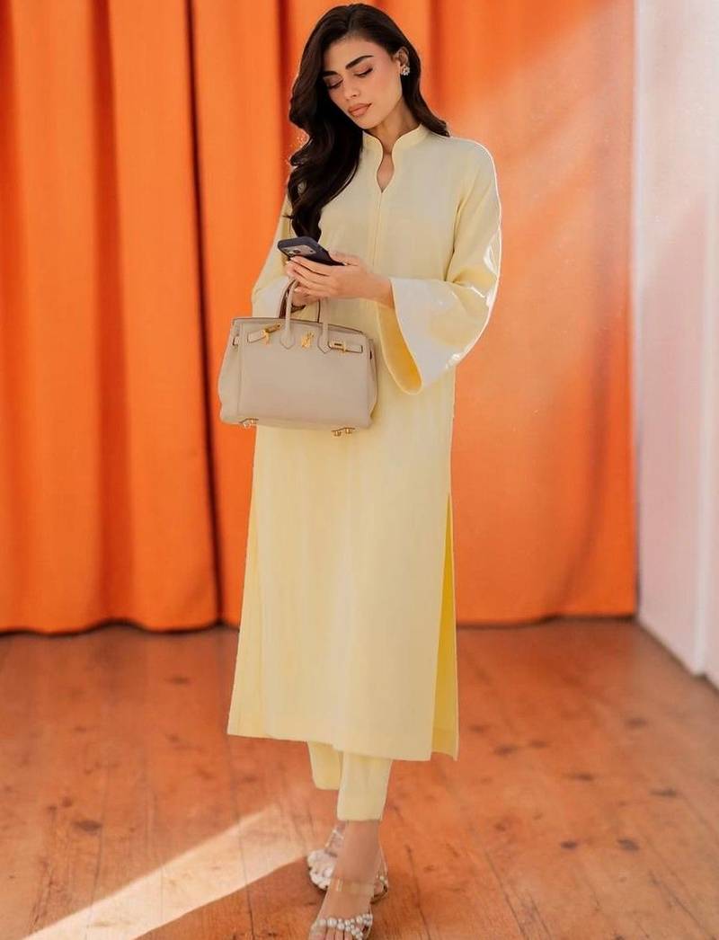 Women Regular Thread Work Chanderi Silk Kurta with Trousers & With Dupatta