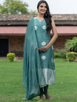 Women Dyed Regular Pure Silk Kurta with Trousers & With Dupatta 1