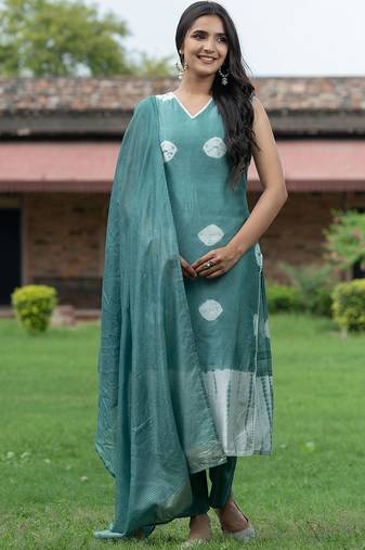 Women Dyed Regular Pure Silk Kurta with Trousers & With Dupatta