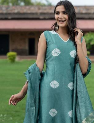 Women Dyed Regular Pure Silk Kurta with Trousers & With Dupatta 2