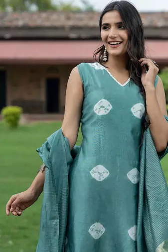Women Dyed Regular Pure Silk Kurta with Trousers & With Dupatta