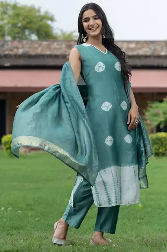 Women Dyed Regular Pure Silk Kurta with Trousers & With Dupatta