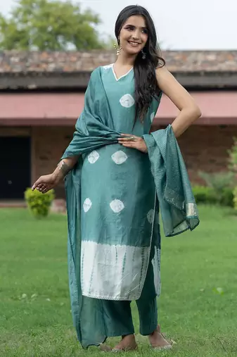 Women Dyed Regular Pure Silk Kurta with Trousers & With Dupatta