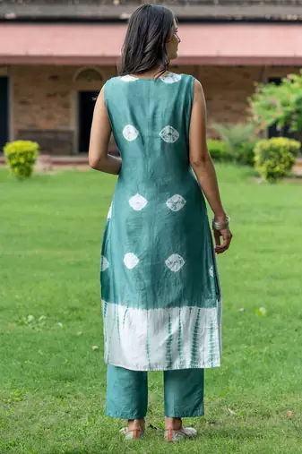 Women Dyed Regular Pure Silk Kurta with Trousers & With Dupatta