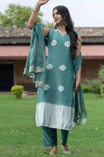 Women Dyed Regular Pure Silk Kurta with Trousers & With Dupatta
