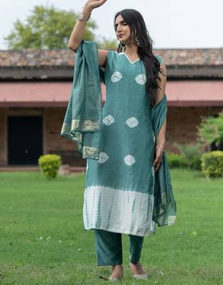 Bandhani Dyed V-Neck Pure Silk Straight Kurta With Trousers & Dupatta 6