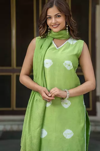 Women Bandhani Dyed Regular Aari Work Pure Silk Kurta with Trousers & With Dupatta