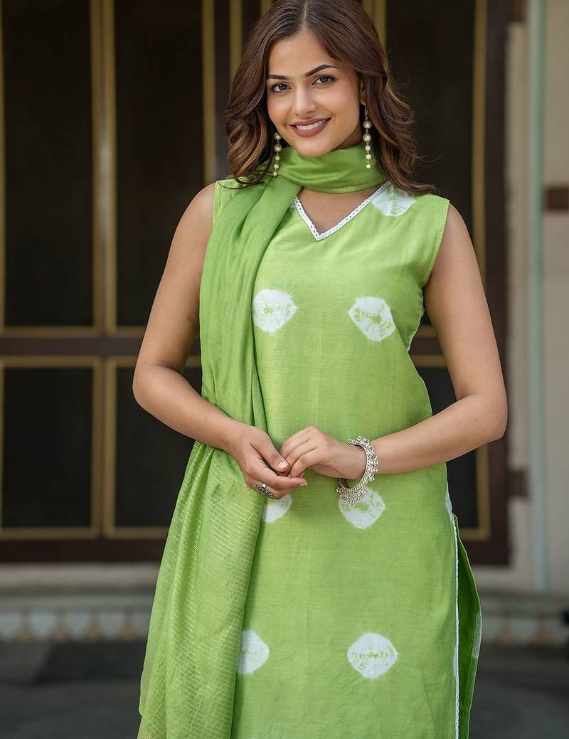 Women Bandhani Dyed Regular Aari Work Pure Silk Kurta with Trousers & With Dupatta