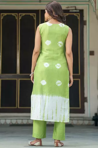 Women Bandhani Dyed Regular Aari Work Pure Silk Kurta with Trousers & With Dupatta