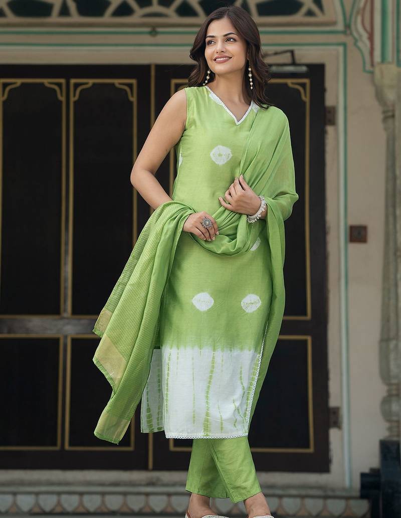 Women Bandhani Dyed Regular Aari Work Pure Silk Kurta with Trousers & With Dupatta