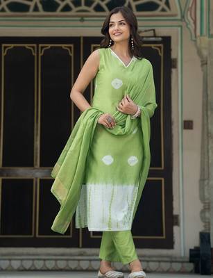 Women Printed Regular Pure Silk Kurta with Trousers & With Dupatta 3