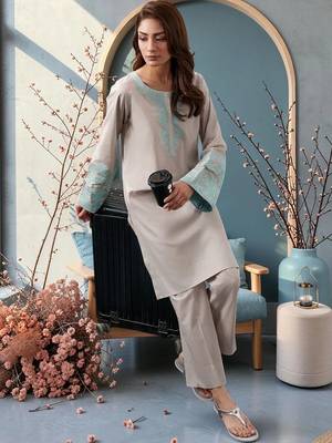 Women Ethnic Motifs Embroidered Regular Thread Work Chanderi Silk Kurta with Trousers 2