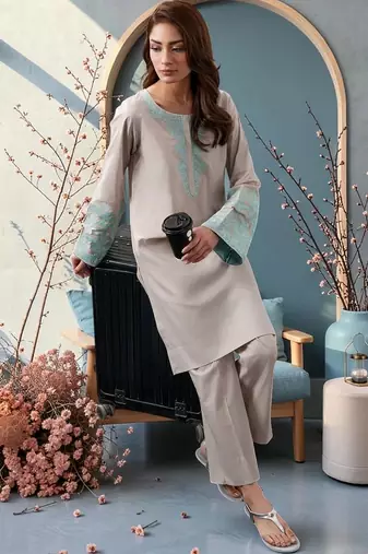 Women Ethnic Motifs Embroidered Regular Thread Work Chanderi Silk Kurta with Trousers
