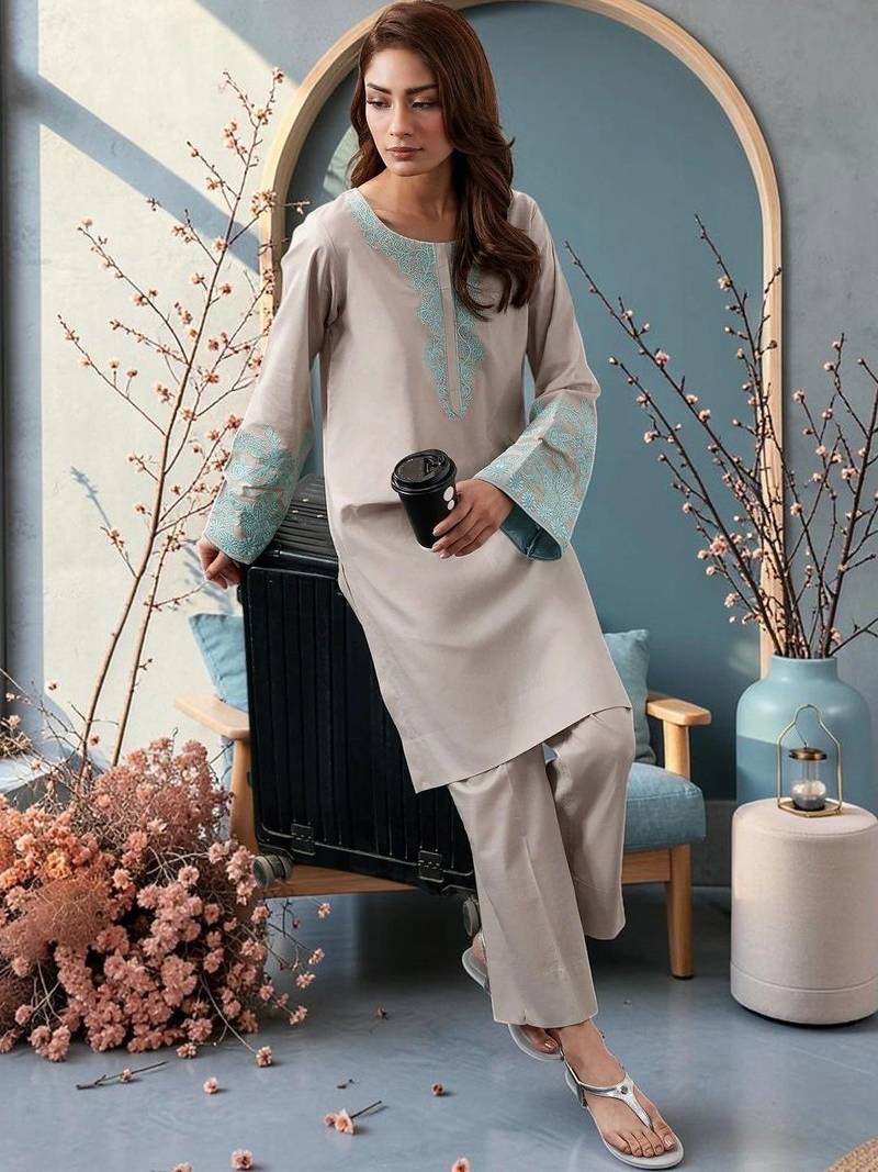 Women Ethnic Motifs Embroidered Regular Thread Work Chanderi Silk Kurta with Trousers