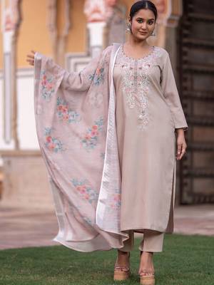 Women Floral Embroidered Regular Thread Work Kurta with Trousers & With Dupatta 1