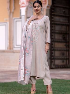Women Floral Embroidered Regular Thread Work Kurta with Trousers & With Dupatta 3