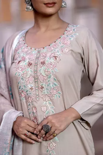Women Floral Embroidered Regular Thread Work Kurta with Trousers & With Dupatta