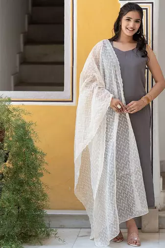 Sweetheart Neck Regular Thread Work Pure Silk Kurta With Trousers & Dupatta