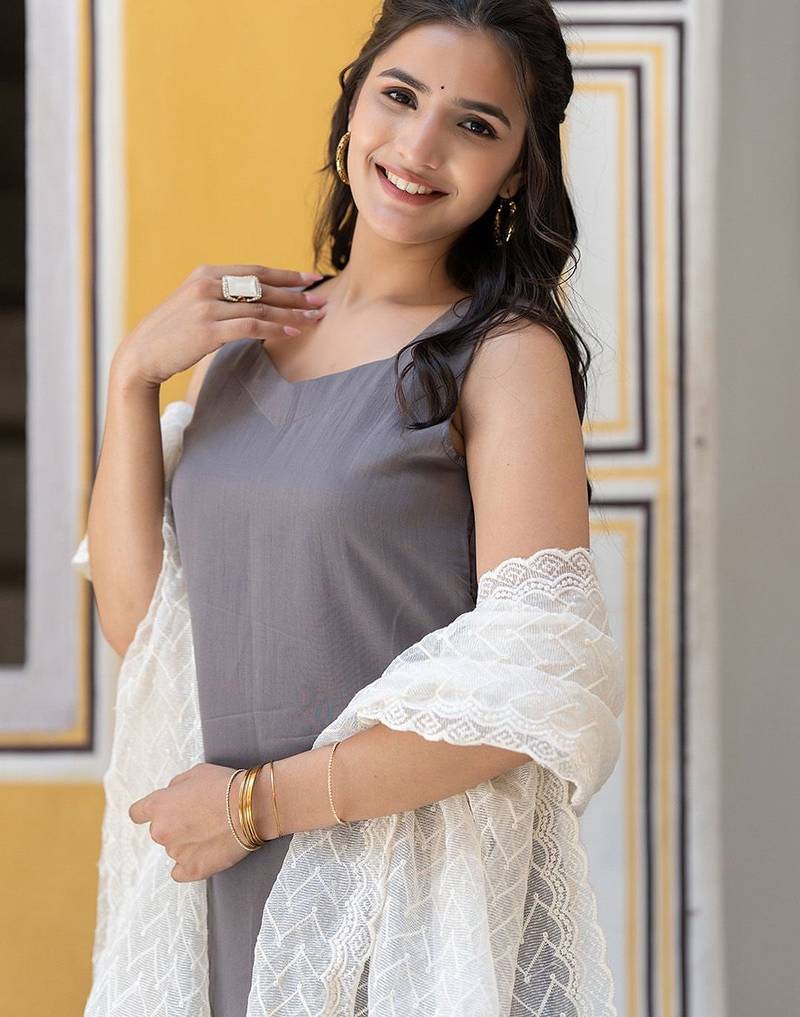 Sweetheart Neck Regular Thread Work Pure Silk Kurta With Trousers & Dupatta