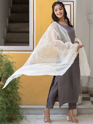Sweetheart Neck Regular Thread Work Pure Silk Kurta With Trousers & Dupatta 3