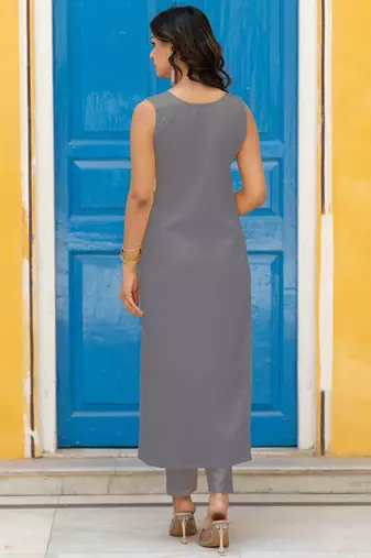 Sweetheart Neck Regular Thread Work Pure Silk Kurta With Trousers & Dupatta