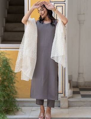 Sweetheart Neck Regular Thread Work Pure Silk Kurta With Trousers & Dupatta 6