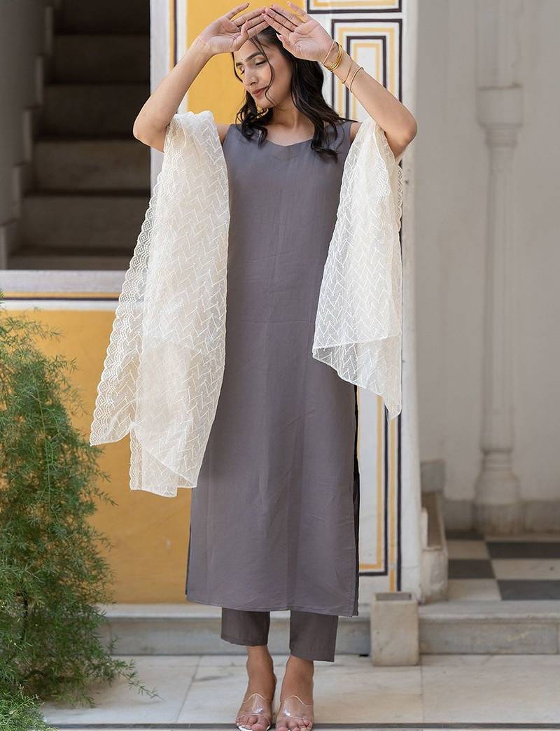 Sweetheart Neck Regular Thread Work Pure Silk Kurta With Trousers & Dupatta