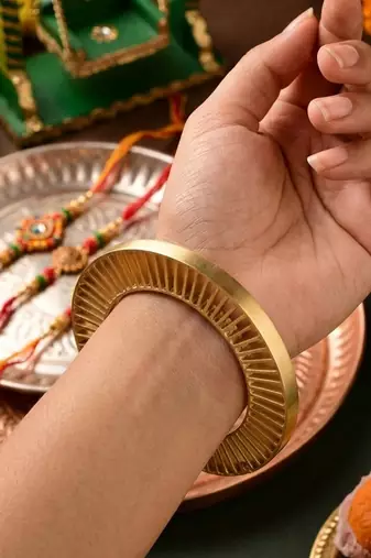 Gold plated metallic ribbed bangle
