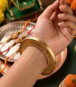 Gold plated metallic ribbed bangle