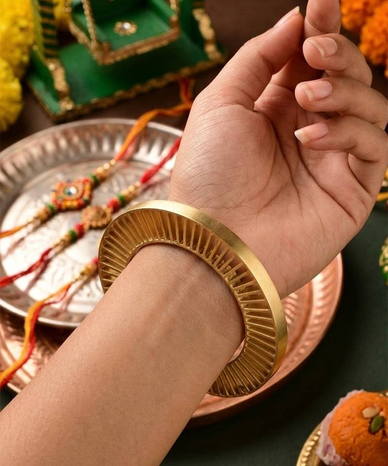 Gold plated metallic ribbed bangle