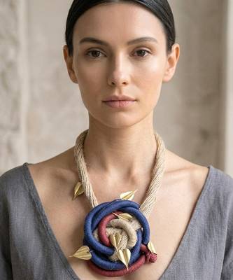 Beige blue threaded bloom pendant necklace 1