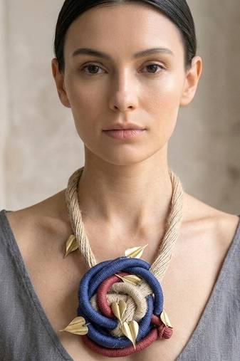 Beige blue threaded bloom pendant necklace
