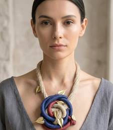 Beige blue threaded bloom pendant necklace