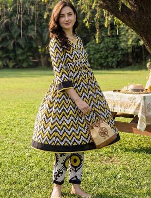 Women Printed Regular Pure Cotton Kurta with Trousers 5