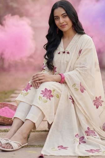 Women Floral Printed Regular Pure Cotton Straight Kurta with Trousers & Dupatta