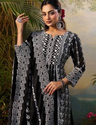 Women Floral Embroidered Cotton Kurta with Trousers & Dupatta 2