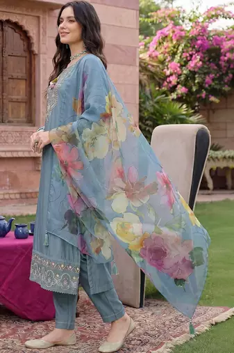 Women Floral Embroidered Regular Thread Work Liva Kurta with Trousers & With Dupatta