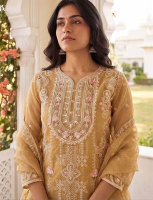 Women Floral Embroidered Regular Thread Work Kurta with Trousers & With Dupatta 1