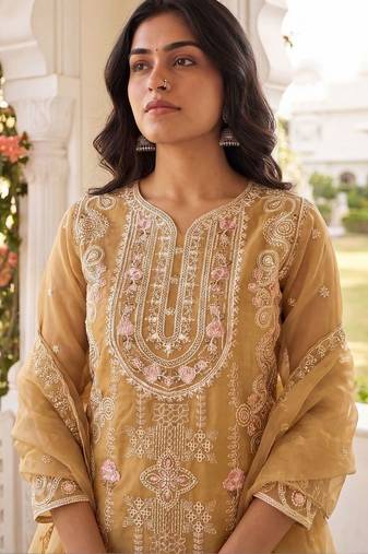 Women Floral Embroidered Regular Thread Work Kurta with Trousers & With Dupatta