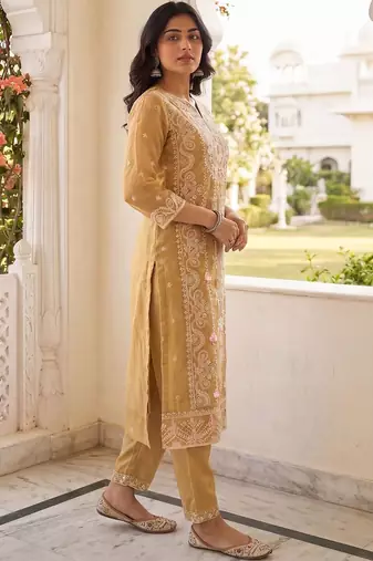 Women Floral Embroidered Regular Thread Work Kurta with Trousers & With Dupatta