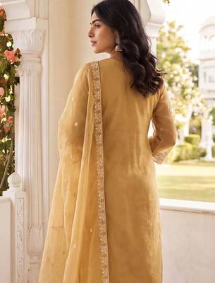Women Floral Embroidered Regular Thread Work Kurta with Trousers & With Dupatta 4