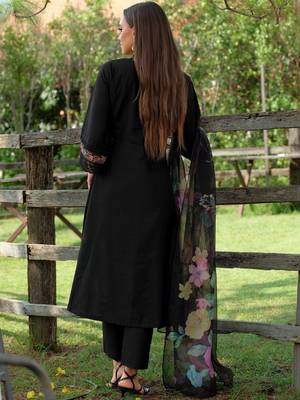Women Floral Embroidered Regular Thread Work Pure Cotton Kurta with Trousers & With Dupatta 3