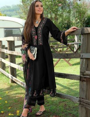 Women Floral Embroidered Regular Thread Work Pure Cotton Kurta with Trousers & With Dupatta 4