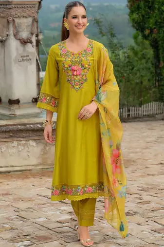 Women Floral Embroidered Regular Thread Work Kurta And Trousers With Dupatta