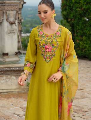 Women Floral Embroidered Regular Thread Work Kurta And Trousers With Dupatta 6