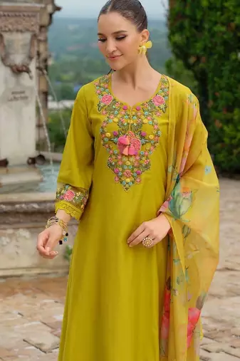 Women Floral Embroidered Regular Thread Work Kurta And Trousers With Dupatta