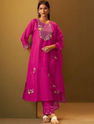 Women Floral Embroidered Thread Work Kurta With Trousers & With Dupatta 1