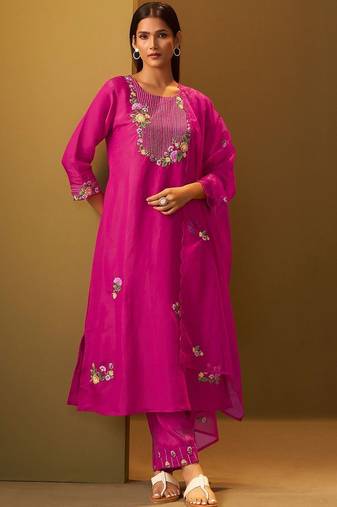 Women Floral Embroidered Thread Work Kurta With Trousers & With Dupatta